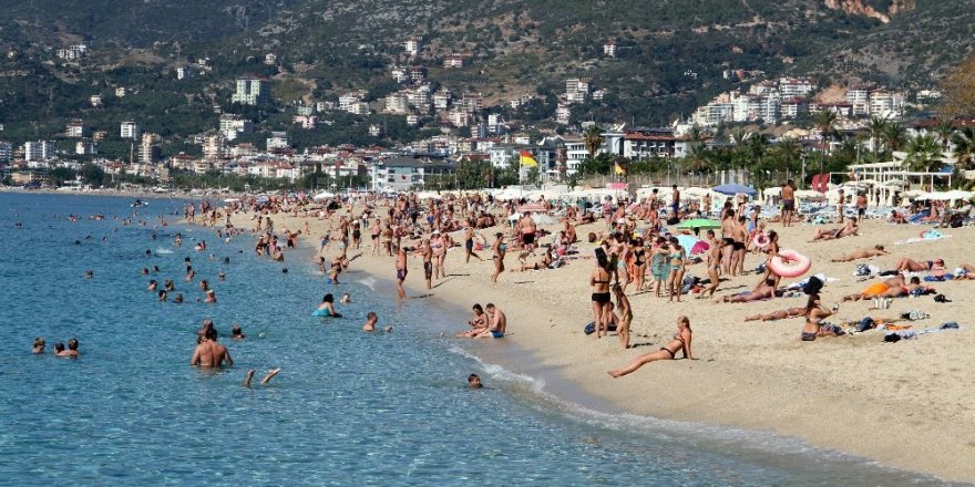 Memlekette kar, Alanya’da deniz keyfi