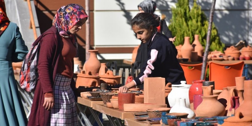 Kadınların çamurdan ürettikleri ürünler görücüye çıktı