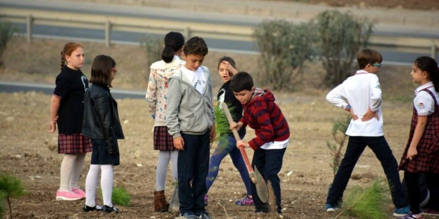 Aliağa’da minikler Cumhuriyet’in 95. yılına özel fidan dikti