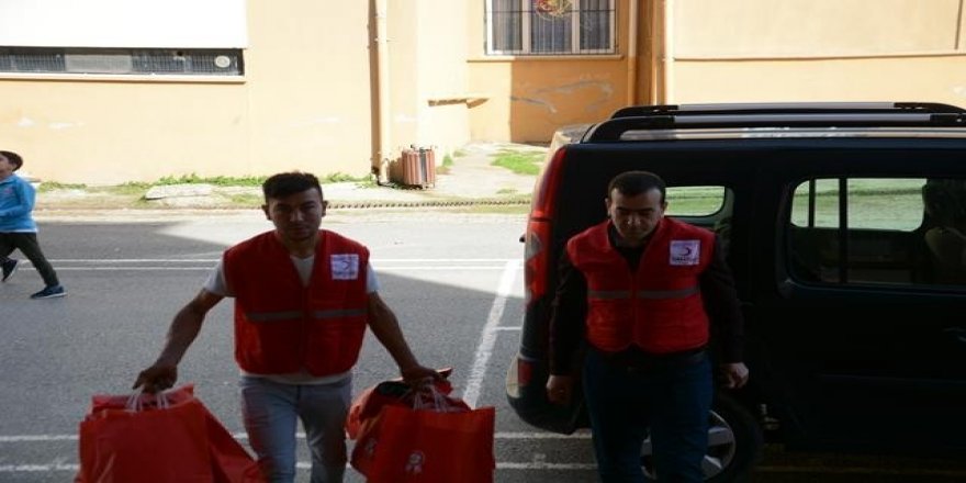 Kızılay ihtiyaç sahibi öğrencilere kucak açtı