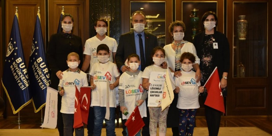 Başkandan lösemiyle mücadeleye “maskeli” destek
