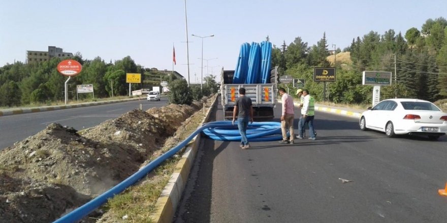 Atatürk Bulvarındaki refüje otomatik sulama sistemi hattı döşeniyor
