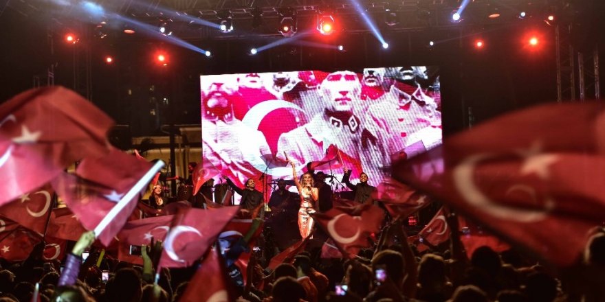Cumhuriyet coşkusu İrem Derici konseriyle taçlandı