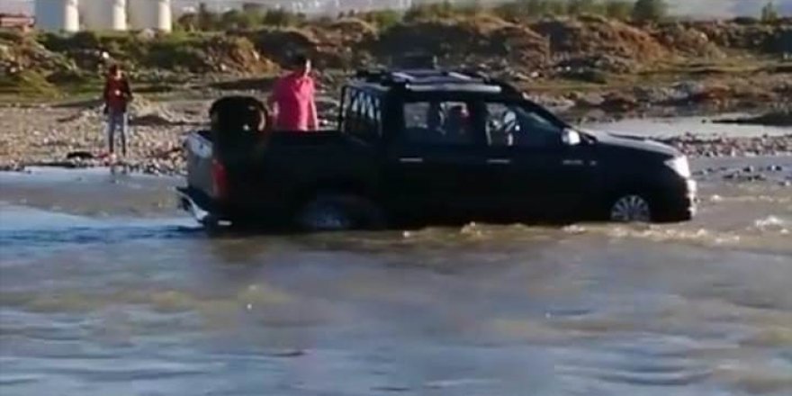 Balık avlayan grubun kamyoneti yükselen suda mahsur kaldı