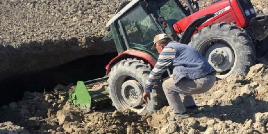 Tarla süren traktör, obruğa düştü