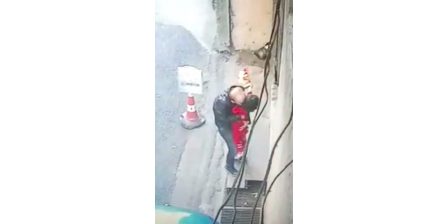 Küçük kıza taciz güvenlik kamerasında