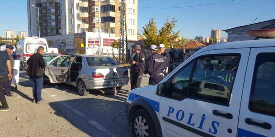 2 otomobil kafa kafaya çarpıştı: 7 yaralı