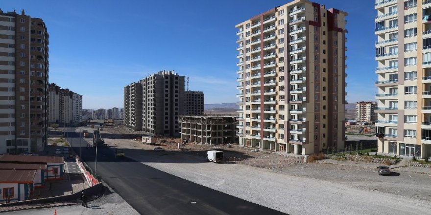 Başkan Çelik, İldem’deki asfaltlama çalışmalarını yerinde inceledi