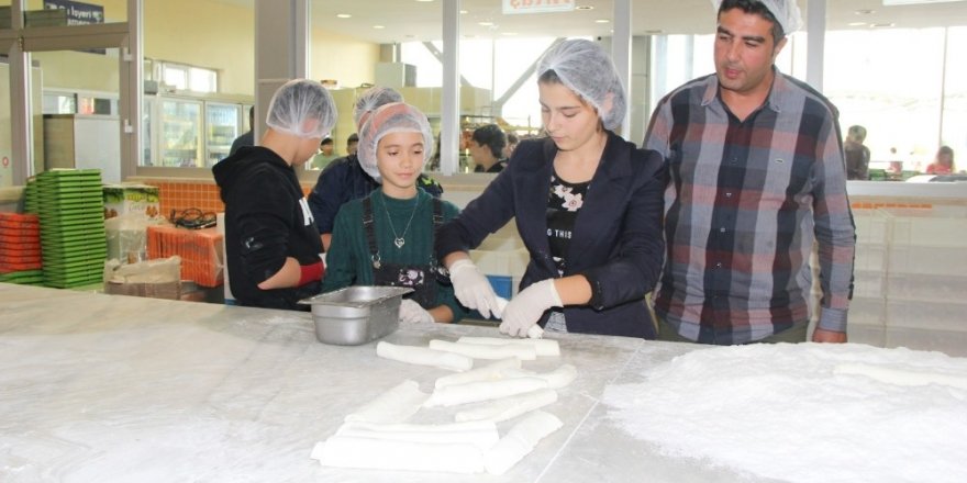 Romanyalı öğrenciler Afyon lokumu yaptı