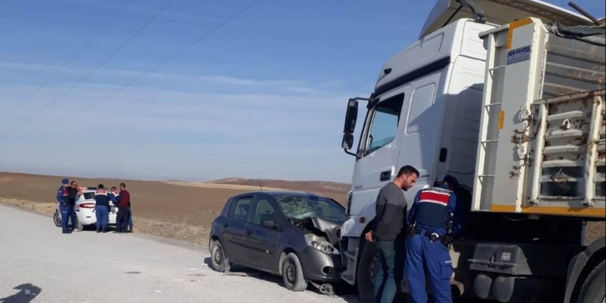 Tırla otomobil çarpıştı: 5 yaralı