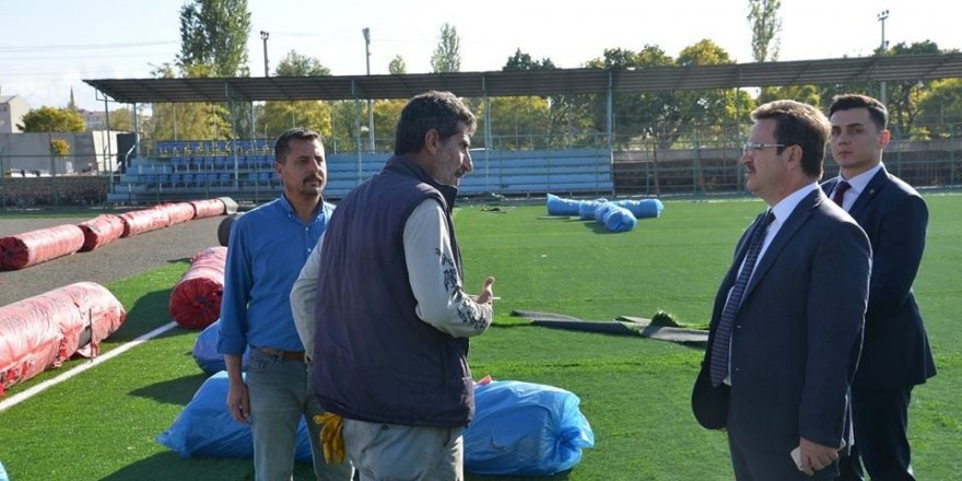 Iğdır Semt Sahası yeni çimlerine kavuşuyor