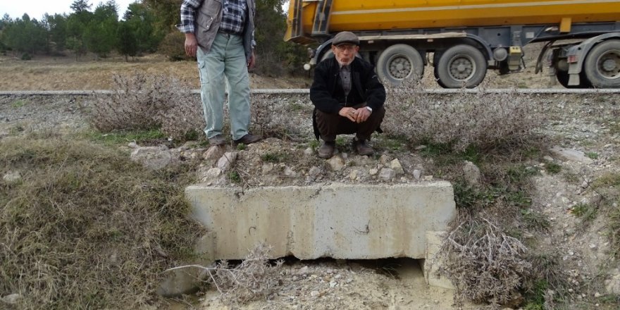 Tıkalı menfezden ekili alanlar zarar görüyor