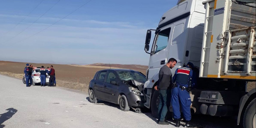 Konya'da tırla otomobil çarpıştı 5 yaralı