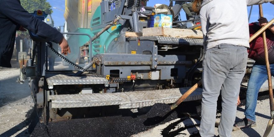 Şuhut’ta sıcak asfalt dökümü dualarla başladı