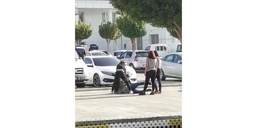 Öfkeli genç kızı arkadaşları bile tutamadı