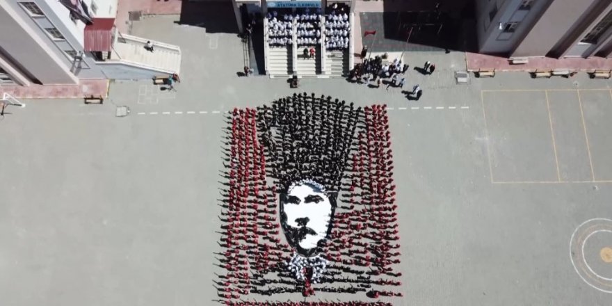Kars’ta ilkokul öğrencilerinden Atatürk koreografisi