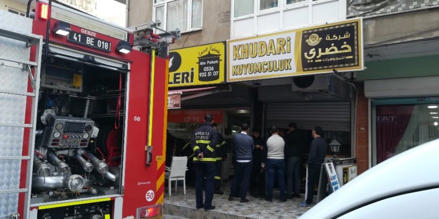 Kuyumcu dükkanında yangın paniğe neden oldu