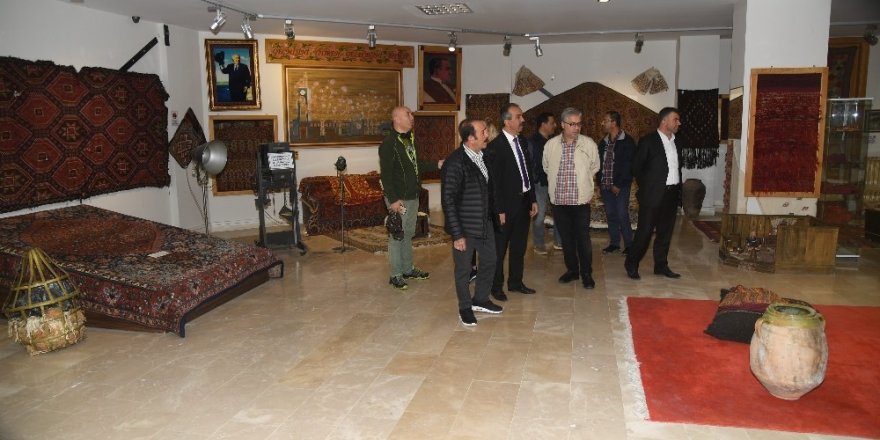 Ses sanatçısı Mustafa Keser, Etnografya Müzesini gezdi