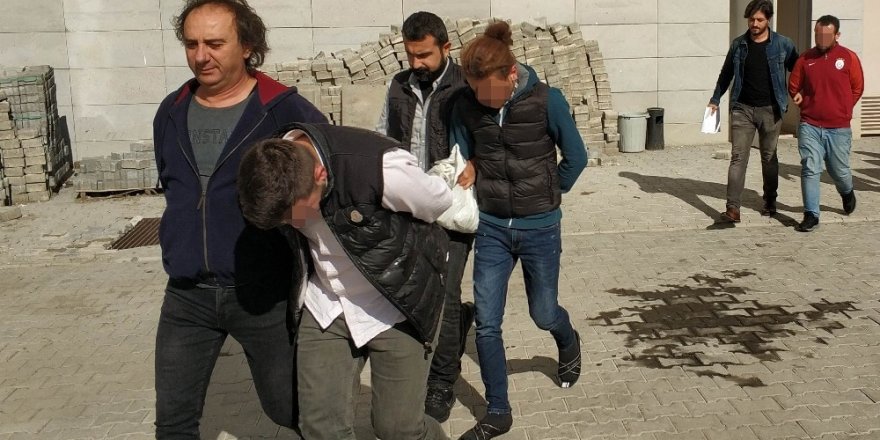 Poşet içinde attıkları Kalaşnikof tüfek ve uyuşturucuyla yakalandılar