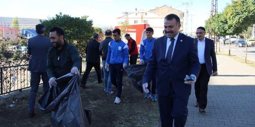Solhan’da ilçe protokolü ve öğrenciler çöp topladı