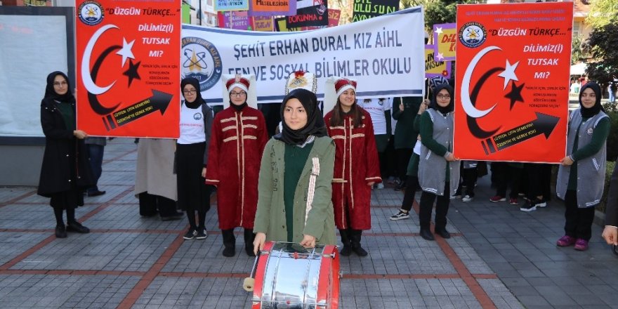 Türkçe’ye karıştırılan yabancı kelimeler Rize’de protesto edildi