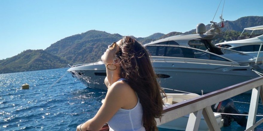 Yeni doğan ikizlerine isim veremeden ölen Şule öğretmen son yolculuğuna uğurlandı