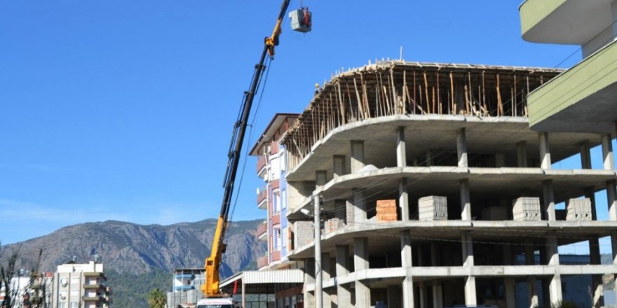 Bozyazı’da inşaattan düşen işçi ağır yaralandı