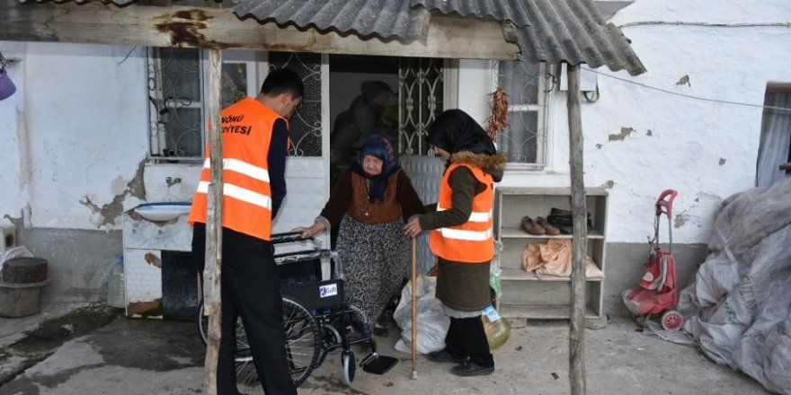 Başkan Bozkurt’tan talep ettiği tekerlekli sandalyeye kavuştu