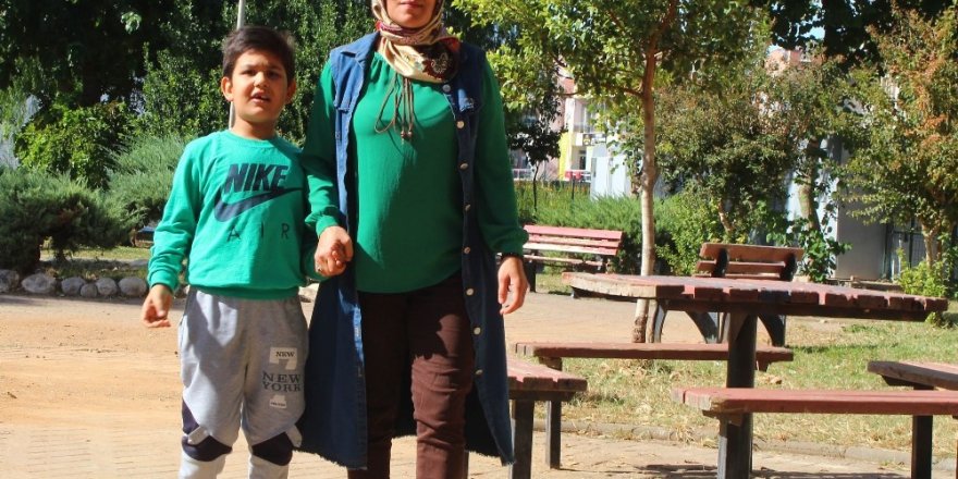 Antalya’da servis şoföründen otizmli çocuk ve annesine darp iddiası
