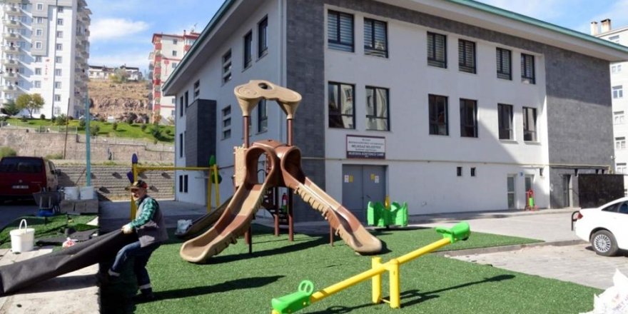 Melikgazi Belediyesi çocuk oyun alanlarına sentetik çim döşedi