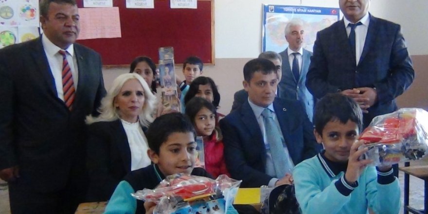 Genel Başkan Algın, Erciş’te çocukları sevindirdi