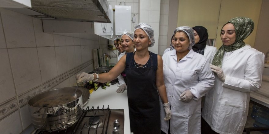 Kadınlar hem eğleniyor, hem de para kazanıyor