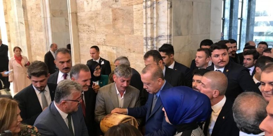 Allah yazan balı Erdoğan’na hediye etti