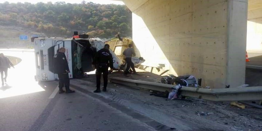 Üst geçide çarpan tırın sürücüsü öldü