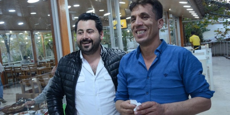 48 dakikada 320 çöp şiş yedi Rekoru kırdı 48 dakikada 320 çöp şiş yedi Rekoru kırdı