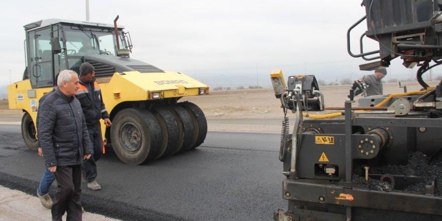 İncesu’da Örenşehir TOKİ Yolu Sıcak Asfalt Çalışması Devam Ediyor
