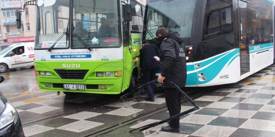 Tramvay halk otobüsü böyle çarpıştı