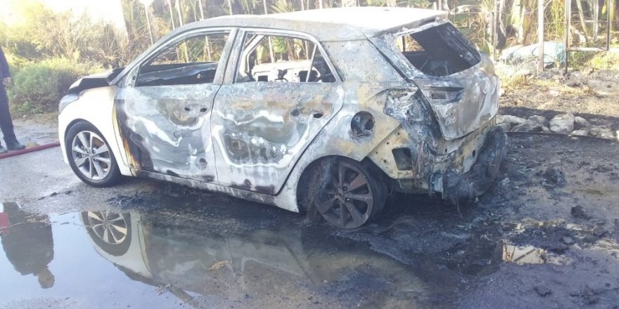 Engelli şahsın otomobili park halindeyken yandı