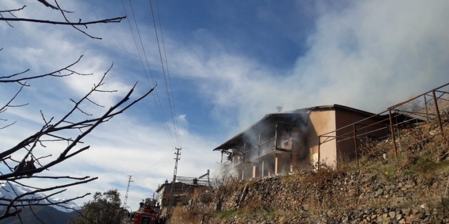 Yayla evi, yangında kullanılamaz hale geldi