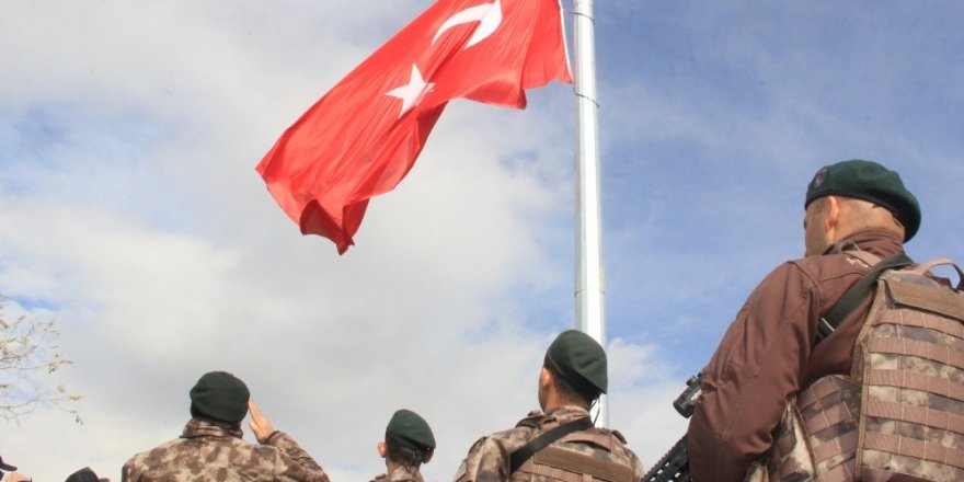Kaletepe’ye dev Türk bayrağı