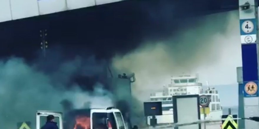 Feribot gişesinde yanan araç paniğe sebep oldu