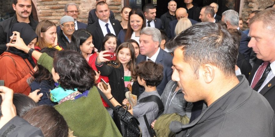 Cumhurbaşkanı çocuklarla öz çekim yaptı, eşinin resmini çiniye çizip imzaladı