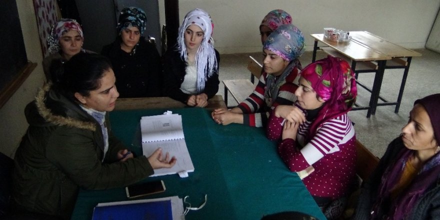 Köyde genç kızlara çocuk gelişimi eğitimi