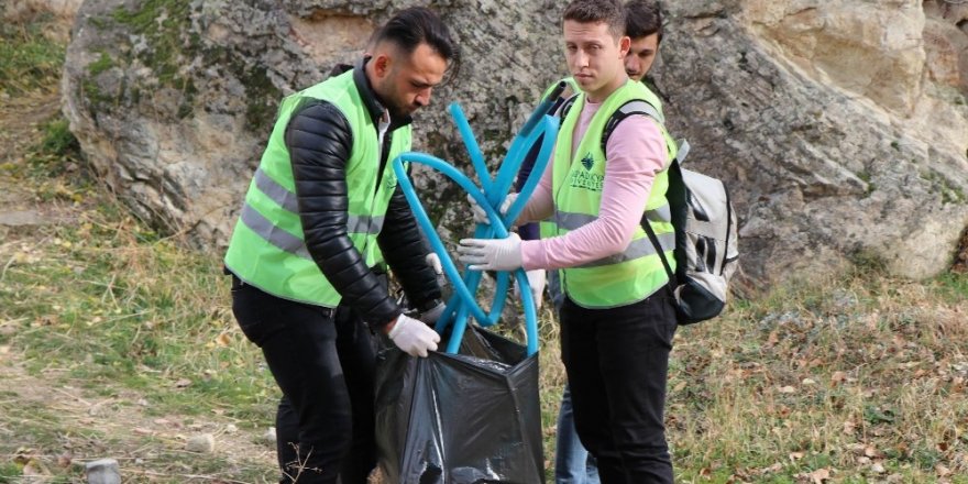Kapadokya’da üniversite öğrencileri çevre temizliği yaptı