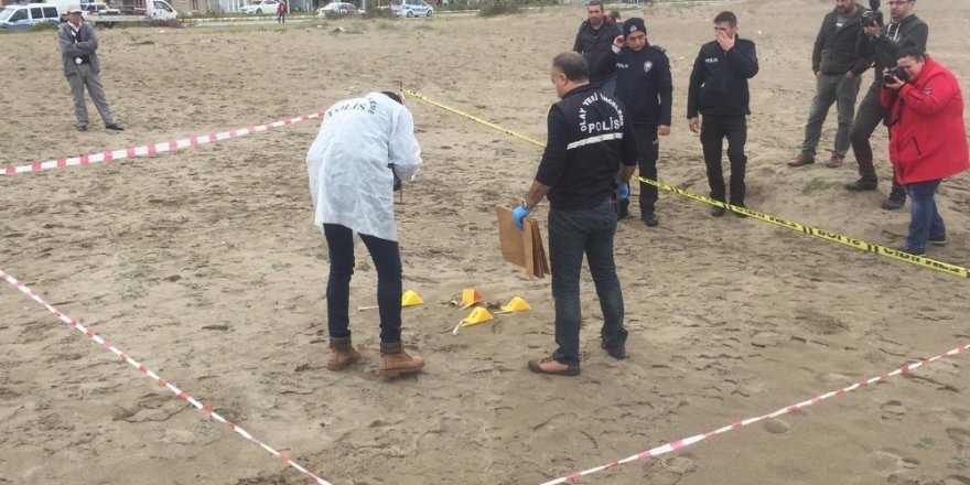 Kumsalda yürüyüş yapan vatandaşlar, sahilde insan kemikleri gördü