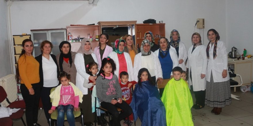 Okuldaki kursta Suriyeli öğrencilerin saç bakımları yapılıyor