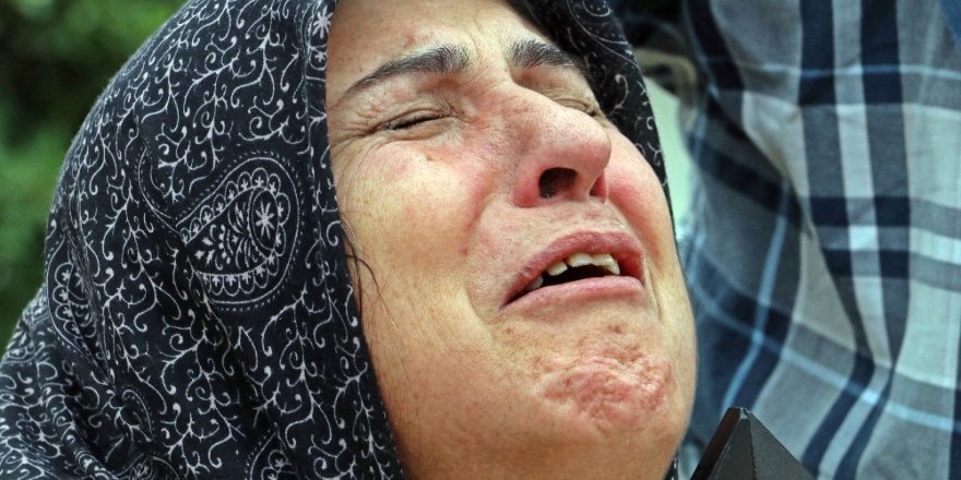 Oğlunun kazada öldüğü yola ilk kez gelen annenin acı feryadı