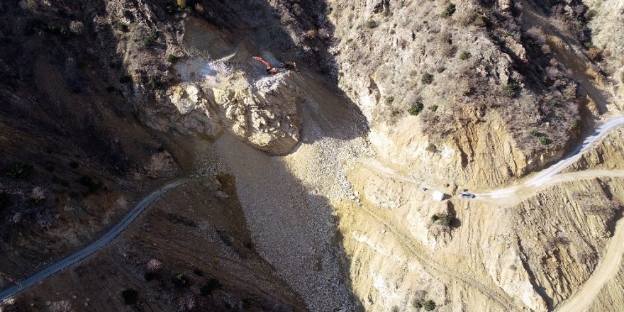 Kozluk’ta heyelan yolu kapattı