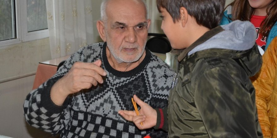 Kuşadası Belediyesi Çocuk Tiyatrosu’ndan huzurevi ziyareti