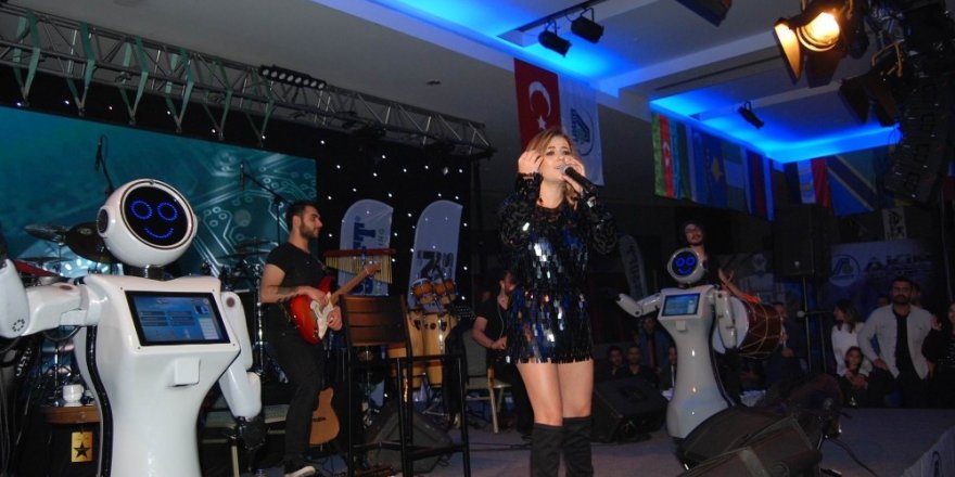 İnsansı robotlar danslarıyla ünlü şarkıcı Merve Özbey’e eşlik etti